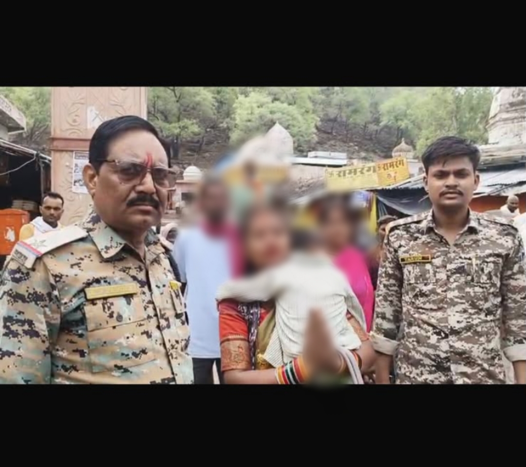 सतना के थाना सभापुर क्षेत्र में खेलते-खेलते घर से निकल कर रास्ता भटकी 04 वर्षीय बालिका, डायल-112 जवानों ने तलाश कर परिजन से मिलाया।